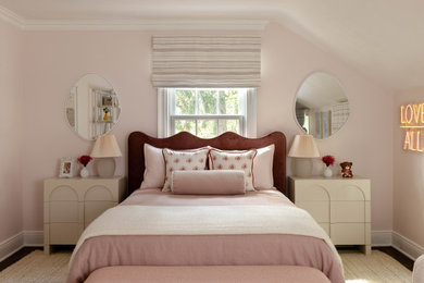 Diseño de dormitorio infantil minimalista con paredes rosas y suelo de madera oscura
