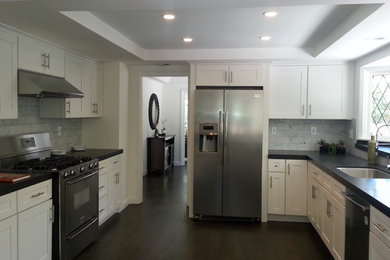 Kitchen - transitional kitchen idea in Los Angeles