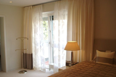 Mittelgroßes Modernes Hauptschlafzimmer ohne Kamin mit beiger Wandfarbe, Teppichboden und beigem Boden in Sonstige