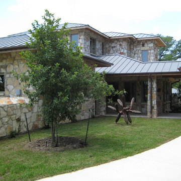 Open Backyard Concept for Lakeside View