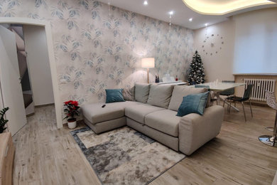 Foto de salón abierto minimalista de tamaño medio con suelo de baldosas de porcelana, televisor colgado en la pared, bandeja y papel pintado