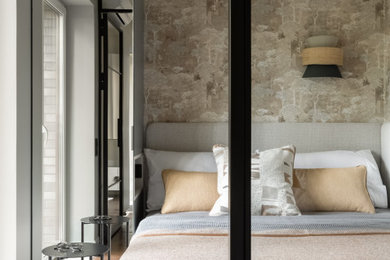 Idee per una piccola camera da letto contemporanea con pavimento marrone e carta da parati