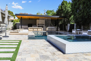 Diseño de piscina natural contemporánea pequeña rectangular en patio trasero con paisajismo de piscina y suelo de baldosas