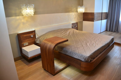 На фото: хозяйская спальня с разноцветными стенами и светлым паркетным полом