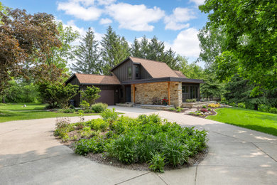 Example of an exterior home design in Cedar Rapids