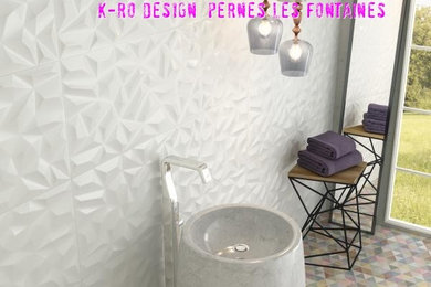 Aménagement d'une salle de bain contemporaine avec des carreaux de céramique et un mur blanc.