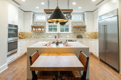 Kitchen - transitional kitchen idea in Detroit