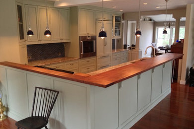 Kitchen - traditional kitchen idea in Boston