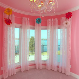 Cette image montre une très grande chambre d'enfant traditionnelle avec un mur rose, moquette et un sol beige.