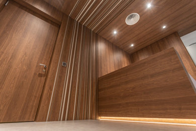 Ejemplo de despacho contemporáneo con suelo vinílico, suelo gris, madera y panelado