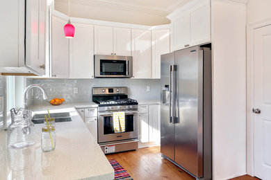 Kitchen - modern kitchen idea in New Orleans