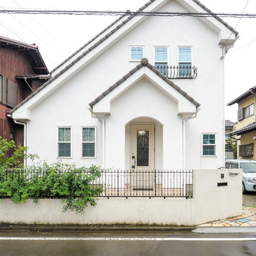 こだわりのアンティーク家具がとてもよく合う、かわいらしいシャビーシックなおうち。