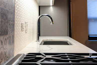 Kitchen - kitchen idea in Chicago
