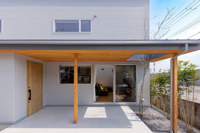他の地域にある低価格の小さな北欧スタイルのおしゃれな家の外観 (コンクリート繊維板サイディング、下見板張り) の写真