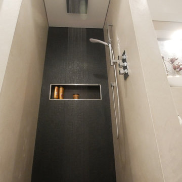 Fugenlose Dusche mit schwarzer Prägung, metallisch