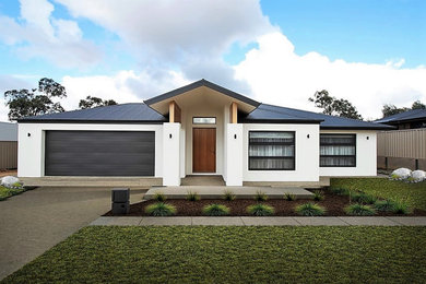Immagine della villa grande bianca moderna a un piano con rivestimento in mattoni, tetto a padiglione, copertura in metallo o lamiera e tetto nero