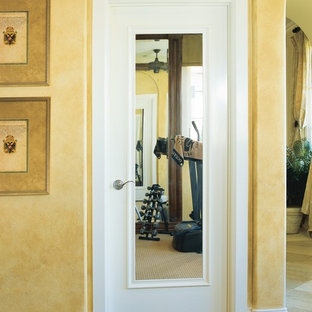 Idéer för att renovera en mellanstor vintage hall, med gula väggar, heltäckningsmatta och beiget golv