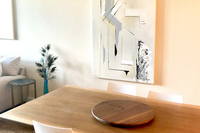 Example of a minimalist dining room design in Tampa