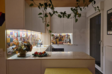 Idées déco pour une cuisine ouverte encastrable moderne en U de taille moyenne avec un évier 1 bac, un placard à porte affleurante, des portes de placard blanches, un plan de travail en granite, une crédence multicolore, une crédence en céramique, un sol en carrelage de céramique, aucun îlot, un sol gris et un plan de travail beige.