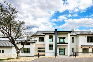 Diseño de fachada de casa blanca y gris minimalista grande de dos plantas con revestimiento de estuco y tejado de metal