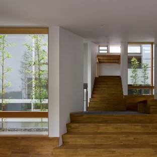 他の地域の木のアジアンスタイルのおしゃれな直階段 (木の蹴込み板) の写真