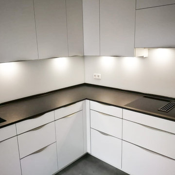 Minimalistische Küche Weiß in L-Form und lokalisierter Beleuchtung