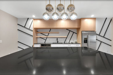 Cette image montre un grand sous-sol minimaliste donnant sur l'extérieur avec un mur gris, un sol en vinyl, un sol gris et du lambris.