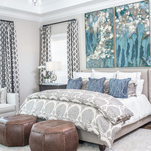 Diseño de dormitorio principal, tradicional renovado, grande, sin chimenea, con paredes grises y suelo de madera oscura