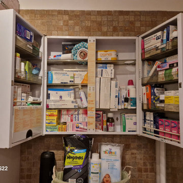 Réorganisation d'une salle de bain claire et pratique