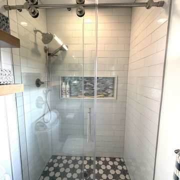 Showplace EVO Quartersawn Oak Pendleton Primary Bath in Sparrow