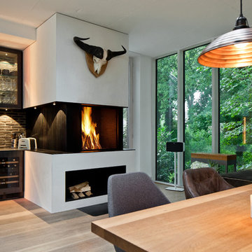 Offener Holzkamin in romantisch, rustikalem Ambiente