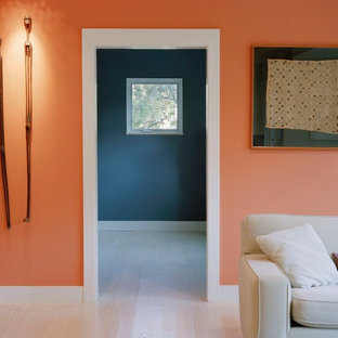 Esempio di un ingresso o corridoio classico di medie dimensioni con pareti arancioni e parquet chiaro
