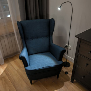 Aménagement d'une chambre parentale contemporaine de taille moyenne avec un mur gris, sol en stratifié et un sol jaune.