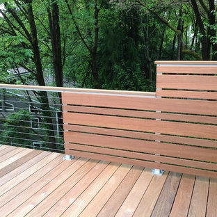 ポートランドの中サイズのトランジショナルスタイルのおしゃれな裏庭のデッキ (日よけなし) の写真