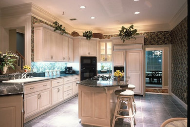 Example of a classic kitchen design in Jacksonville