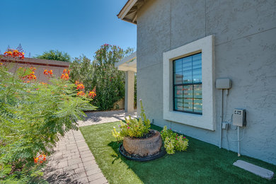 Inspiration for a transitional landscaping in Phoenix.