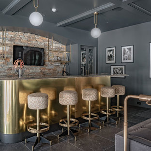 Inspiration för klassiska hemmabarer med stolar, med luckor med upphöjd panel, grå skåp, flerfärgad stänkskydd, stänkskydd i stenkakel och svart golv