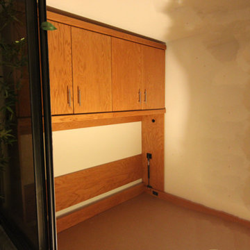Murphy Wall Bed in a Space-Saving Horizontal Style with Attached Desk