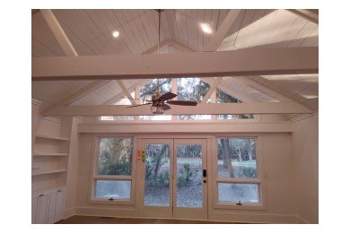 Example of a classic living room design in Charleston