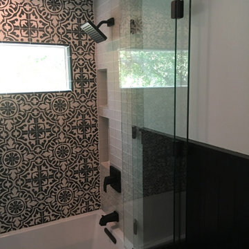 BI-FOLD FRAMELESS TUB