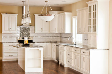 Kitchen - traditional kitchen idea in Chicago