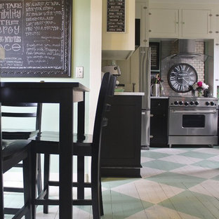 Inspiration pour une arrière-cuisine bohème de taille moyenne avec un placard à porte shaker, des portes de placard blanches, un plan de travail en marbre, une crédence métallisée, une crédence en dalle métallique, un électroménager en acier inoxydable et un sol en bois peint.