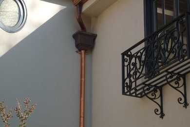 Inspiration for a modern exterior home remodel in Los Angeles
