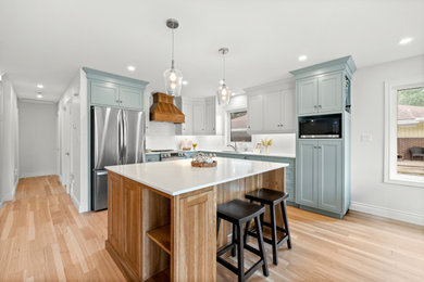 Kitchen - country kitchen idea in Toronto