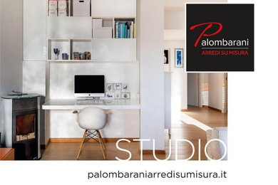Foto di un atelier minimalista di medie dimensioni con pareti bianche, parquet chiaro e pavimento marrone