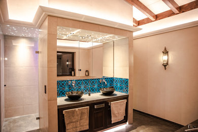 Großes Badezimmer En Suite mit Kassettenfronten, dunklen Holzschränken, Einbaubadewanne, Duschnische, Wandtoilette mit Spülkasten, beigen Fliesen, Keramikfliesen, beiger Wandfarbe, Keramikboden, Aufsatzwaschbecken, gefliestem Waschtisch, grauem Boden und grauer Waschtischplatte in Nürnberg