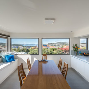 ホバートの中サイズのモダンスタイルのLDKの画像 (白い壁、暖炉なし、グレーの床)