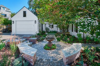 Example of a cottage home design design in Seattle