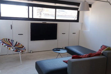 Photo of a contemporary living room in Bordeaux.