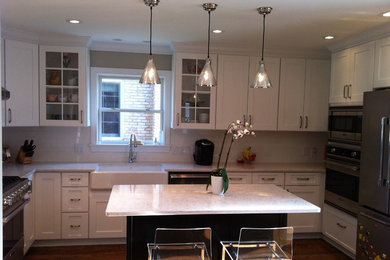 Kitchen - traditional kitchen idea in Milwaukee